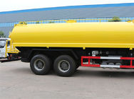 Il camion giallo dello spruzzatore dell'acqua del camion cisterna di 6x4 18m3 con HW76 allunga la carrozza