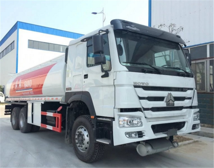 Il volume dei camion cisterna 20m3 del trasporto del combustibile e la pompa ad alta velocità 40m3/H scorrono
