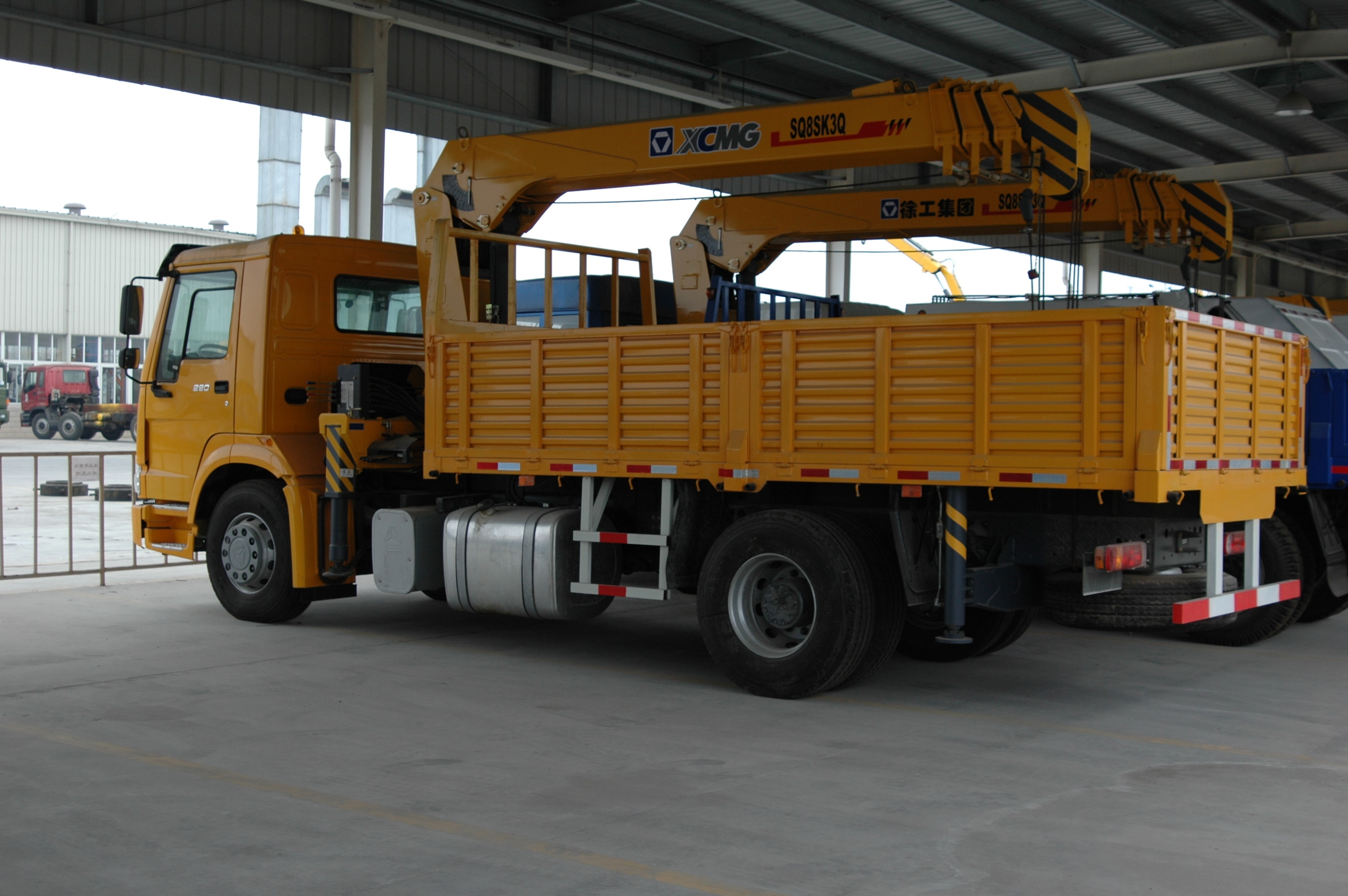 Un mini camion da 5 tonnellate 4x2 ha montato la gru idraulica, telaio telescopico della gru mobile ZZ116M4611W