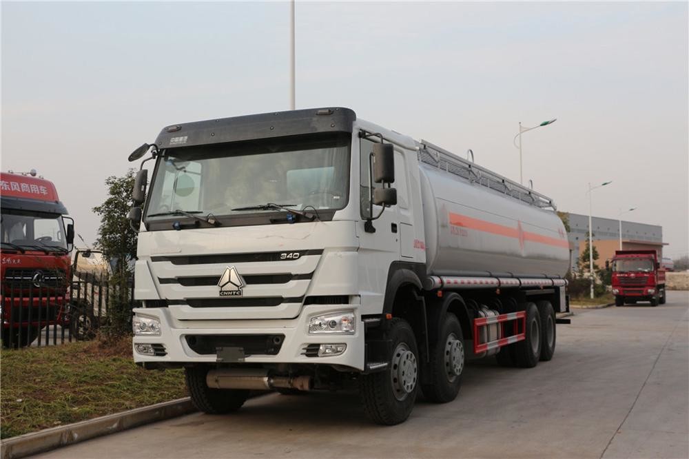Autocisterna di consegna del combustibile di Sinotruk HOWO 8x4 per il trasporto del gasolio del gas liquido