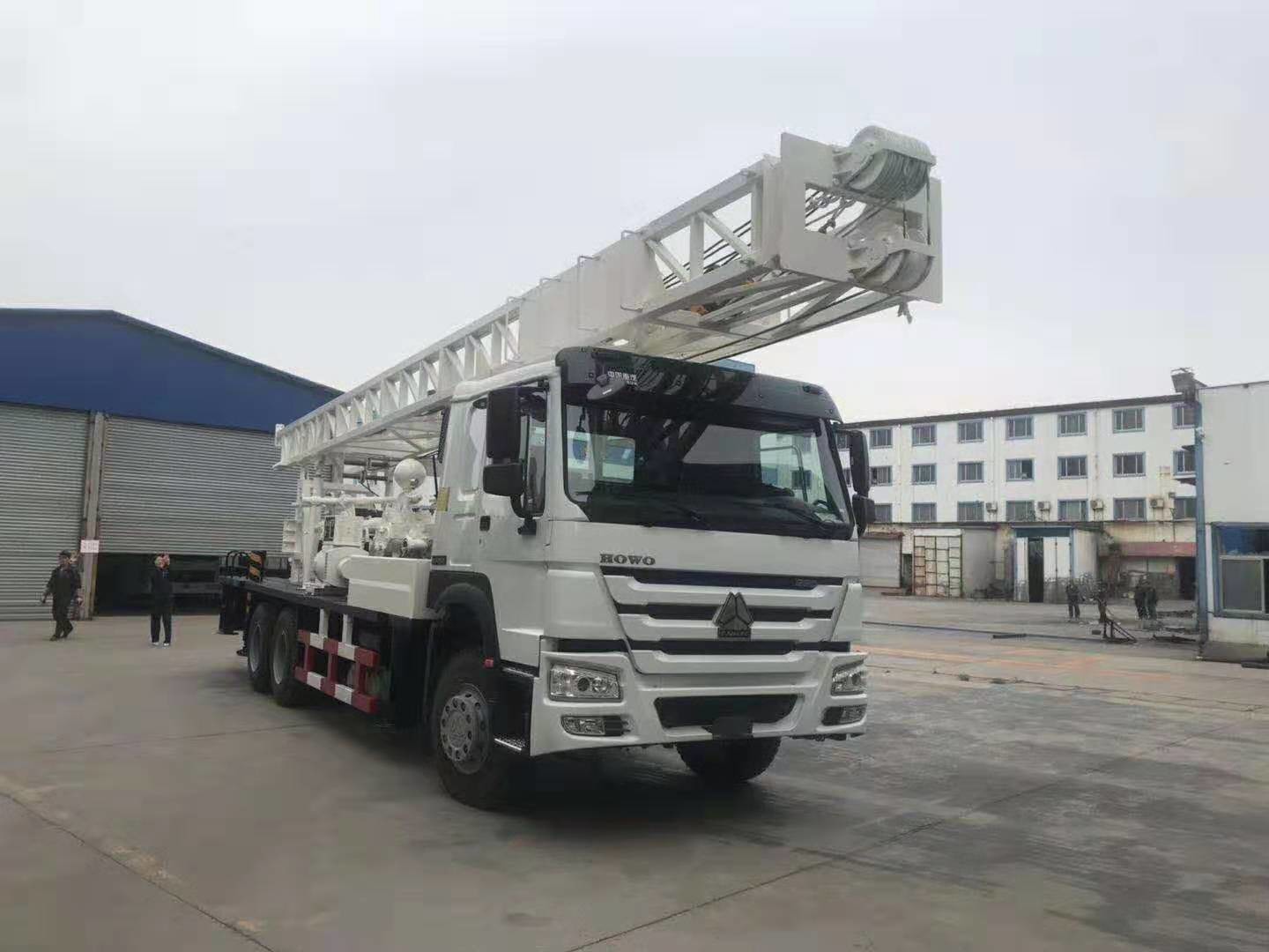 il camion dell'euro 2 di 400m 6x4 371HP ha montato l'impianto di perforazione di trapano con il telaio di Sinotruk