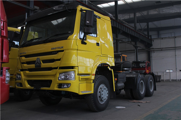 Camion giallo del trattore di Sinotruk Howo 6x4 con il motore WD615 e la carrozza HW76