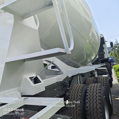 Autobetoniera HOWO con motore da 371 CV, trazione 6X4 e capacità di 8-9 mc per un efficiente miscelazione del calcestruzzo