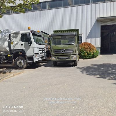 Autocarro Sinotruk HOWO 4×2 con motore da 210 CV e cassone in lamiera ondulata di lega di alluminio
