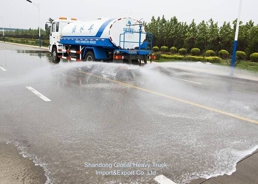 Sinotruk Cisterna idrica da 3000 litri Camione spruzzatore per il trasporto dell'acqua e la pulizia stradale