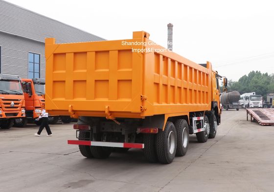 Autocarro ribaltabile per impieghi gravosi Shacman F3000 con portata di 50 tonnellate, cambio manuale a 12 marce avanti + 2 retromarce e serbatoio carburante da 500 litri