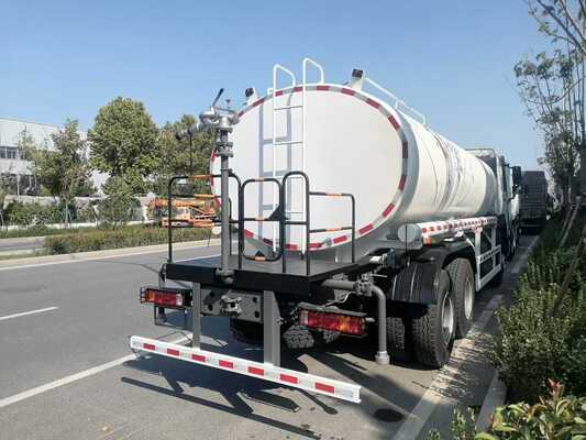 Howo Tank Truck con capacità di carico da 21 a 30 tonnellate e Sinotruk HOWO Chassis per un trasporto e un'irrigazione idrici affidabili