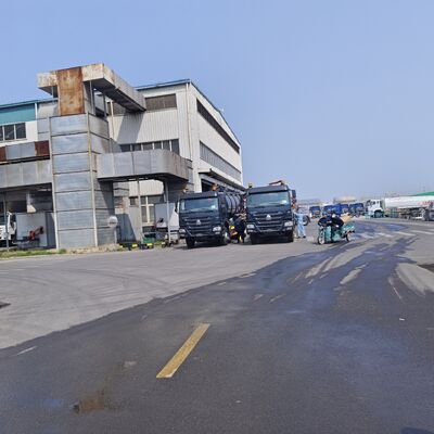 HOWO 15CBM Camion aspiratore aspiratore per fognature con tipo di azionamento 6×4 e scarico idraulico a ribaltamento per la pulizia delle cisterne settiche