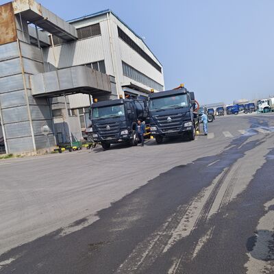 HOWO 15CBM Camion aspiratore aspiratore di acque reflue a vuoto con ruota motrice 6*4 e scarico idraulico per la pulizia delle cisterne settiche