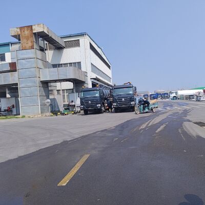 HOWO 15CBM Camion aspiratore a vuoto con ruota motrice 6*4 e carburante diesel per la pulizia delle cisterne settiche e il trasporto dei fanghi