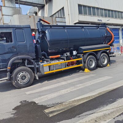 HOWO 15CBM Camion aspiratore a vuoto con ruota motrice 6*4 e carburante diesel per la pulizia delle cisterne settiche e il trasporto dei fanghi