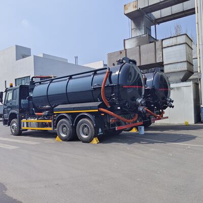 HOWO 15CBM Camion aspiratore a vuoto con ruota motrice 6*4 e carburante diesel per la pulizia delle cisterne settiche e il trasporto dei fanghi