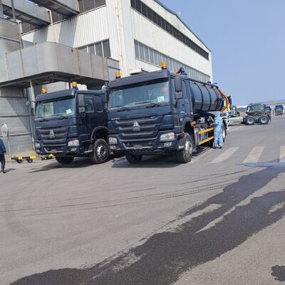 HOWO 15CBM Camion aspiratore a vuoto con ruota motrice 6*4 e carburante diesel per la pulizia delle cisterne settiche e il trasporto dei fanghi