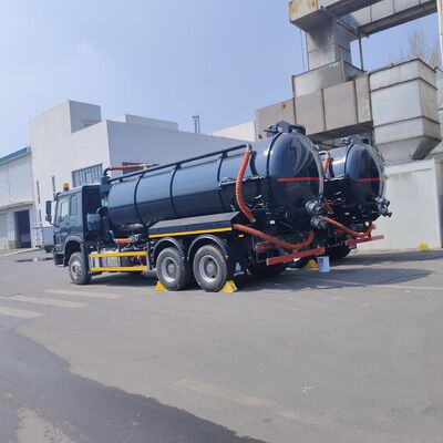 HOWO 15CBM Camion aspiratore a vuoto con ruota motrice 6*4 e carburante diesel per la pulizia delle cisterne settiche e il trasporto dei fanghi
