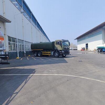 HOWO TX 6×4 camion serbatoio dell'acqua con carico utile di 20 tonnellate e standard di emissione Euro 2 per la soppressione della polvere stradale e l'uso municipale