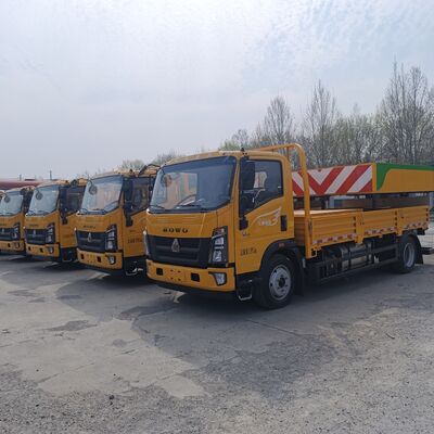 Howo 4×2 camion con ammortizzatore d'urto con struttura multistrato in acciaio ad assorbimento di energia, sistema di sollevamento idraulico e luci di avvertimento a LED per la sicurezza stradale