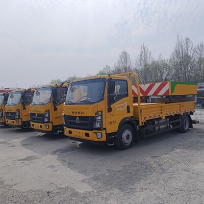 Howo 4×2 camion con ammortizzatore d'urto con struttura multistrato in acciaio ad assorbimento di energia, sistema di sollevamento idraulico e luci di avvertimento a LED per la sicurezza stradale