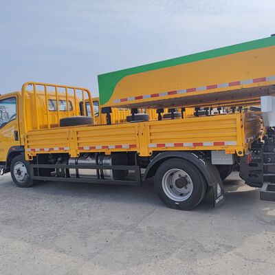 Howo 4×2 camion con ammortizzatore d'urto con struttura multistrato in acciaio ad assorbimento di energia, sistema di sollevamento idraulico e luci di avvertimento a LED per la sicurezza stradale