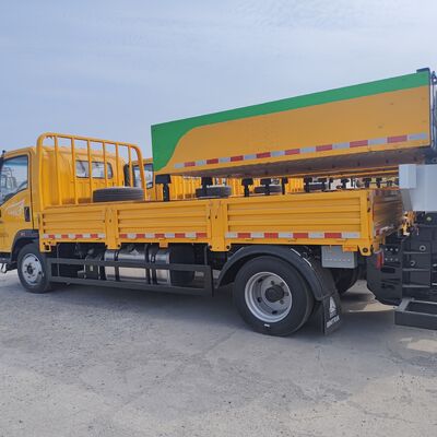 Howo 4×2 camion con ammortizzatore d'urto con struttura multistrato in acciaio ad assorbimento di energia, sistema di sollevamento idraulico e luci di avvertimento a LED per la sicurezza stradale