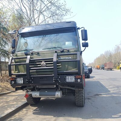 HOWO 8×8 60000L Fuel Tank Truck con motore da 371 CV per il trasporto di carburante pesante