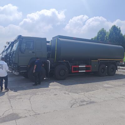 HOWO 8×8 camion cisterna di carburante da 50.000 litri con motore da 371 CV e trazione integrale da 8×8 per il trasporto di carburante pesante