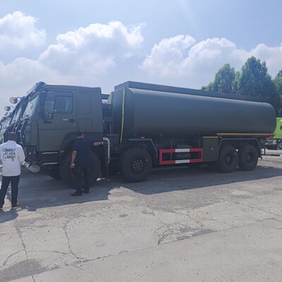 HOWO 8×8 60000L Fuel Tank Truck con motore da 371 CV per il trasporto di carburante pesante