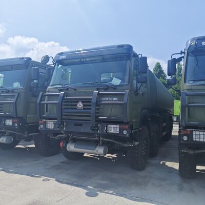 HOWO 8×8 camion cisterna di carburante da 50.000 litri con motore da 371 CV e trazione integrale da 8×8 per il trasporto di carburante pesante