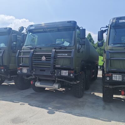 HOWO 8×8 camion cisterna di carburante da 50.000 litri con motore da 371 CV e trazione integrale da 8×8 per il trasporto di carburante pesante