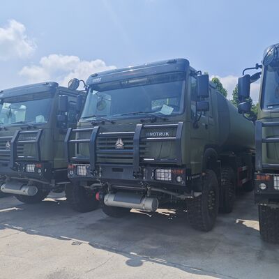 HOWO 8×8 camion cisterna di carburante da 50.000 litri con motore da 371 CV e trazione integrale da 8×8 per il trasporto di carburante pesante