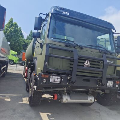 HOWO 8×8 Camione cisterna da 45.000 litri con motore da 371 CV e trazione integrale da 8×8 per il trasporto di carburante pesante