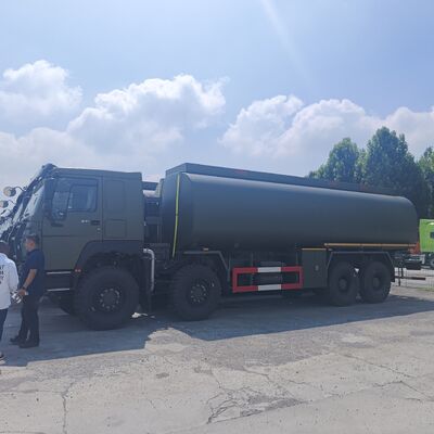 Autocisterna per carburante Howo 8×8 da 40.000 litri con motore da 371 CV e trazione integrale 8×8 per il trasporto di carburante pesante