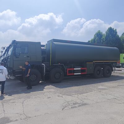 HOWO 8×8 Camione cisterna da 45.000 litri con motore da 371 CV e trazione integrale da 8×8 per il trasporto di carburante pesante