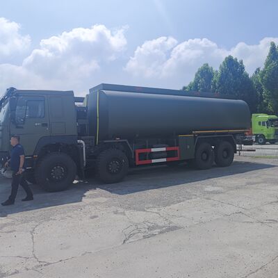 Autocisterna per carburante Howo 8×8 da 40.000 litri con motore da 371 CV e trazione integrale 8×8 per il trasporto di carburante pesante