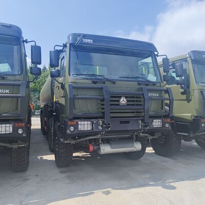 HOWO 8×8 Camione cisterna da 45.000 litri con motore da 371 CV e trazione integrale da 8×8 per il trasporto di carburante pesante