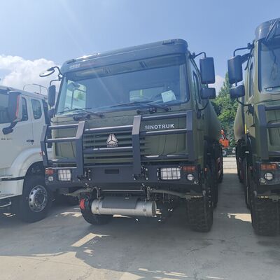 Autocisterna per carburante Howo 8×8 da 40.000 litri con motore da 371 CV e trazione integrale 8×8 per il trasporto di carburante pesante