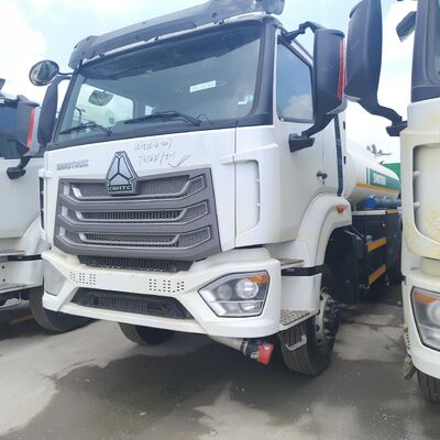 HOWO NX 6×4 CNG Fuel Tank Truck con motore da 400 CV e capacità di 30.000 litri per il trasporto di diesel e benzina