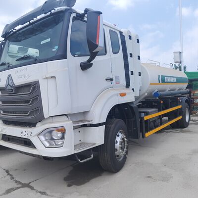HOWO NX 6×4 CNG Fuel Tank Truck con motore da 400 CV e carico utile da 20 tonnellate per il trasporto di diesel e benzina