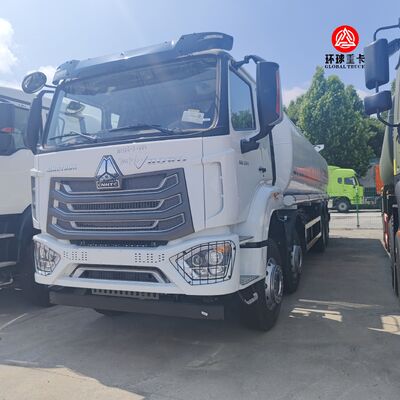Autocisterna HOWO NX 8x4 da 30000L per carburante, camion cisterna diesel per trasporto carburante in Kenya