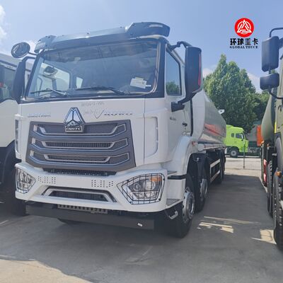 Autocisterna HOWO NX 8x4 da 30000L per carburante, camion cisterna diesel per trasporto carburante in Kenya