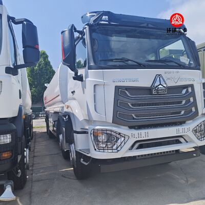 HOWO NX 8x4 30000L Fuel Tank Truck Heavy Duty Diesel Bowser Truck per le miniere e la distribuzione di combustibile in Zambia