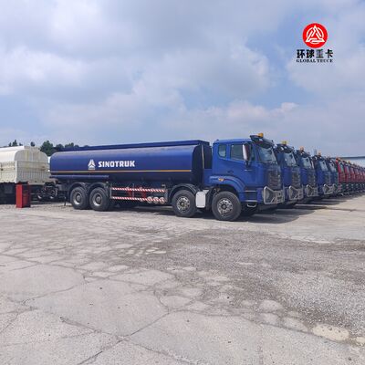 Autocisterna HOWO NX 8x4 da 30000L per carburante, camion cisterna per diesel per il mercato del Ghana