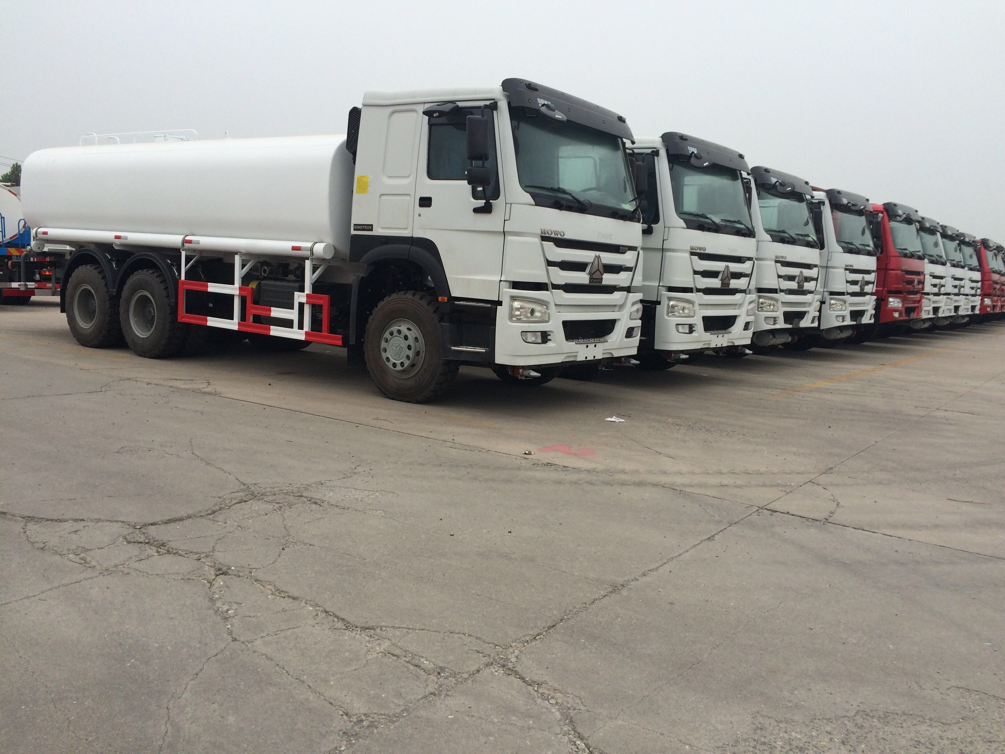 SINOTRUK HOWO 28000L RHD Camione cisterna 8x4 6x4 12 pneumatici