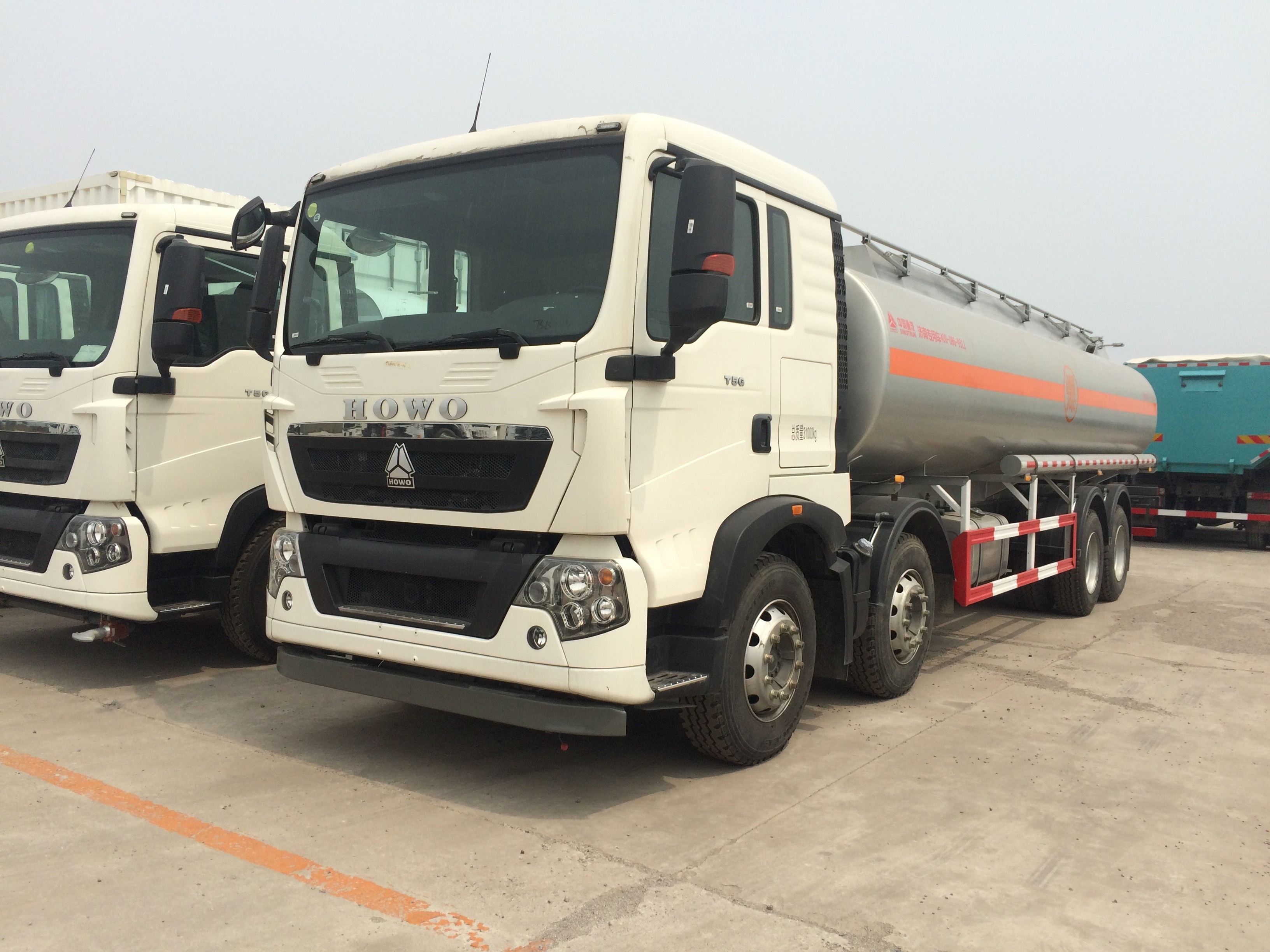 Camione di consegna di benzina senza piombo LHD raffinato 12 pneumatici 26KL 28KL 30KL manuale 8x4 Nuovo camion cisterna diesel