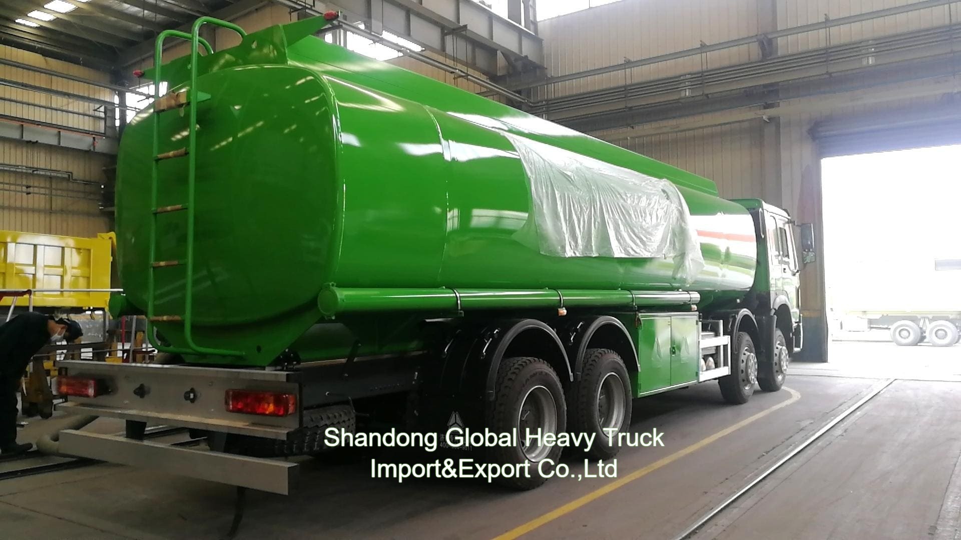 Sinotruk HOWO 8*4 Camion con serbatoio di carburante 12 ruote Camion petrolifero 30000L Camion con distributore
