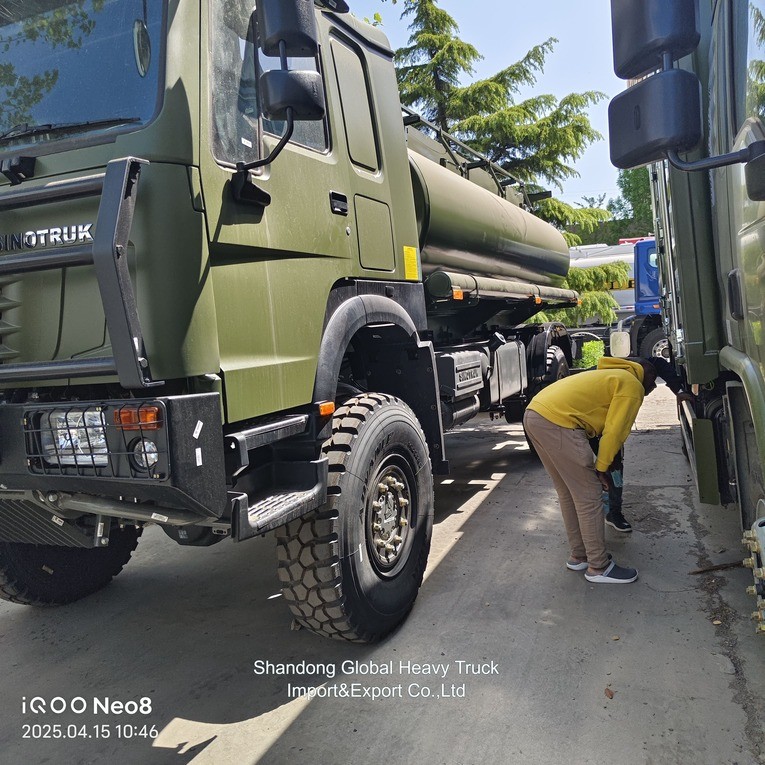 Cisterna di combustibile per il trasporto di petrolio HOWO Cisterna di carburanti con basso prezzo HOWO 4X4 Cisterna di carburanti