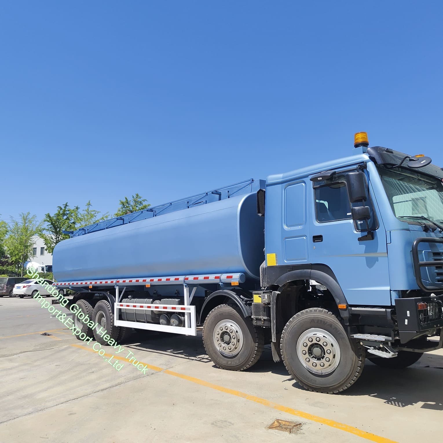 Camion a combustibile 8*4 di peso pesante 33000 litri HOWO rimorchio serbatoio a combustibile Diesel serbatoio a olio camion cisterna