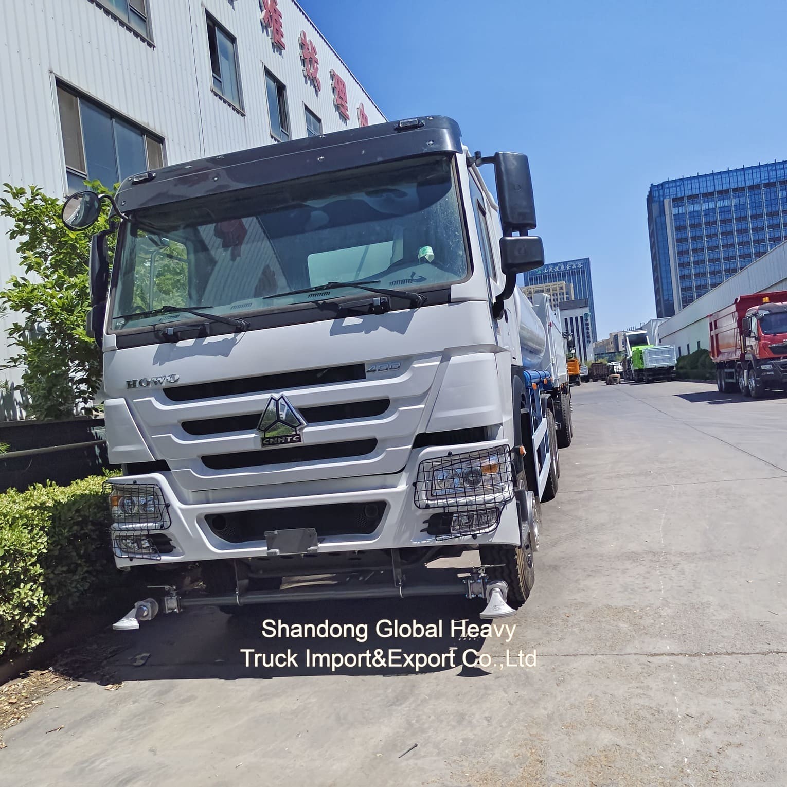 Camion cisterna dell'acqua di capacità 8000L con serbatoio in acciaio al carbonio e pompa auto-primabile per servizi igienici urbani