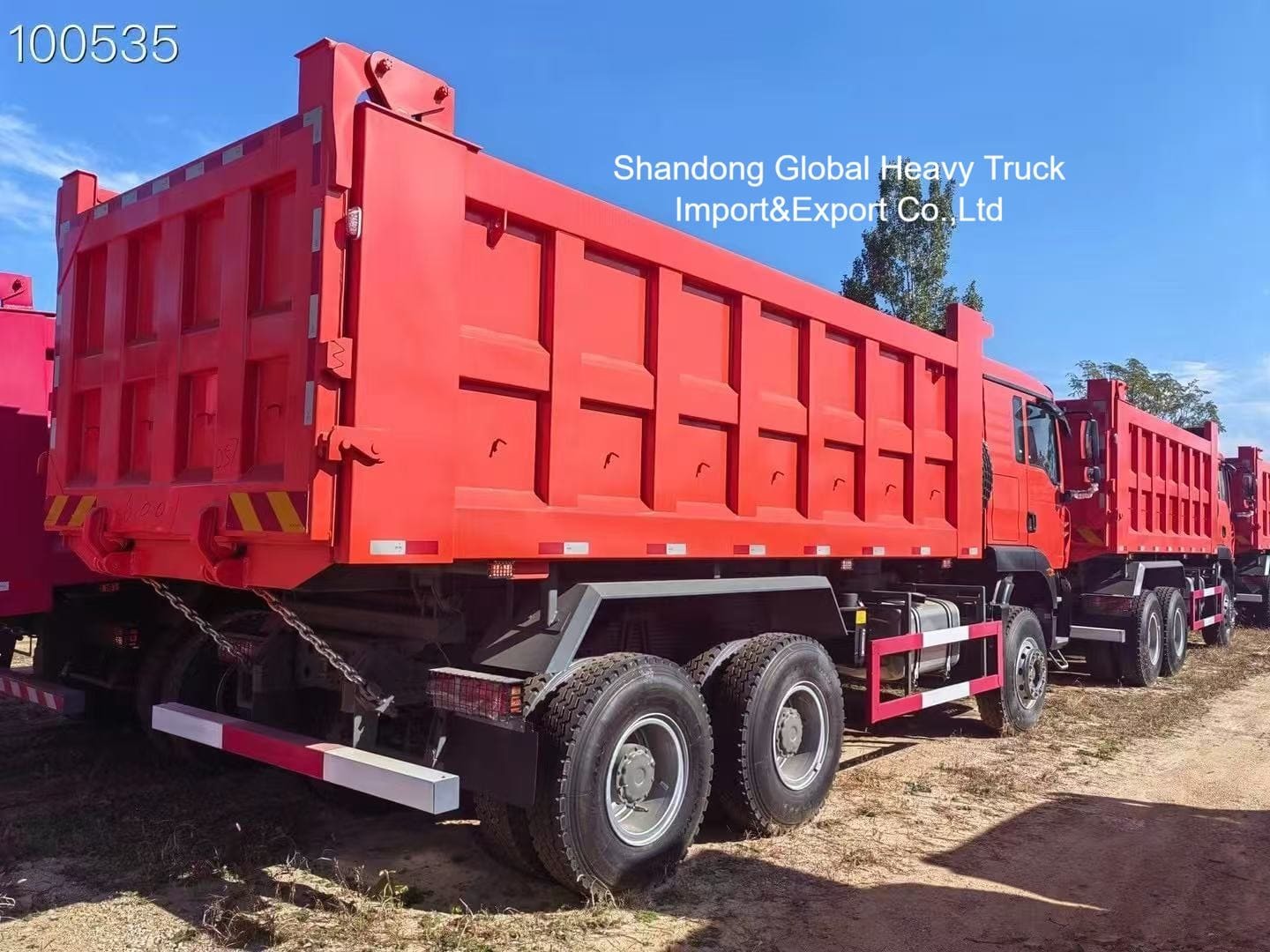 Autocarro con cassone ribaltabile Howo 8x4 con motore da 371 CV per carico utile di 40-60 tonnellate e corpo minerario rinforzato