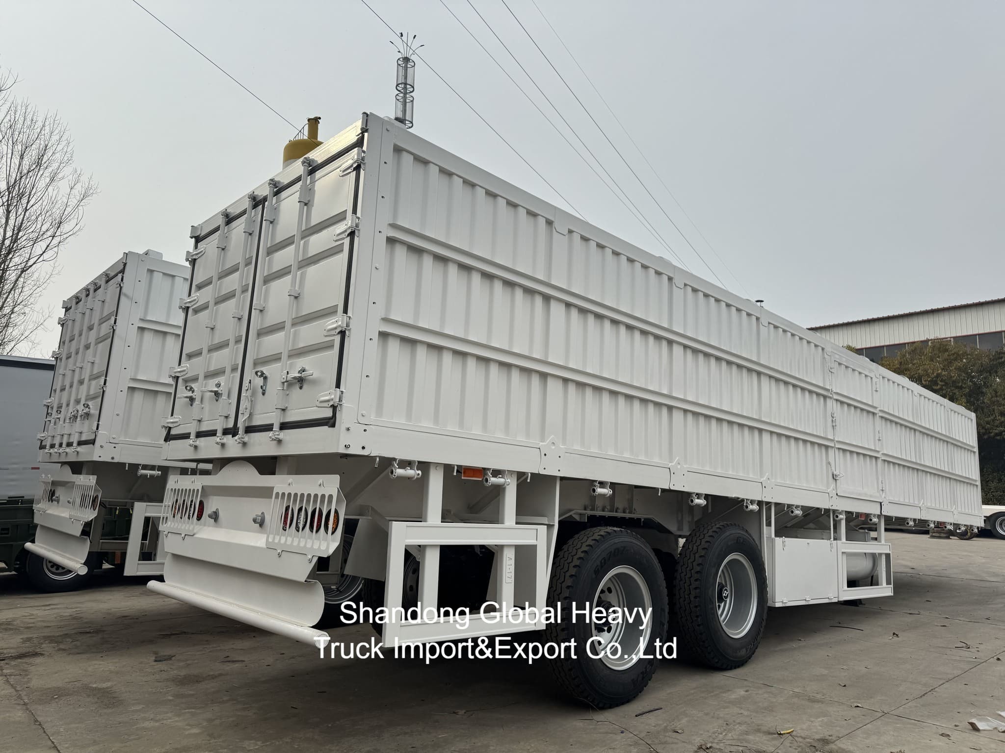 2 Axle Fence Semi-Trailer with 30-40 Tons Loading Capacity and Detachable Fence Panels for Livestock and Cargo Transport