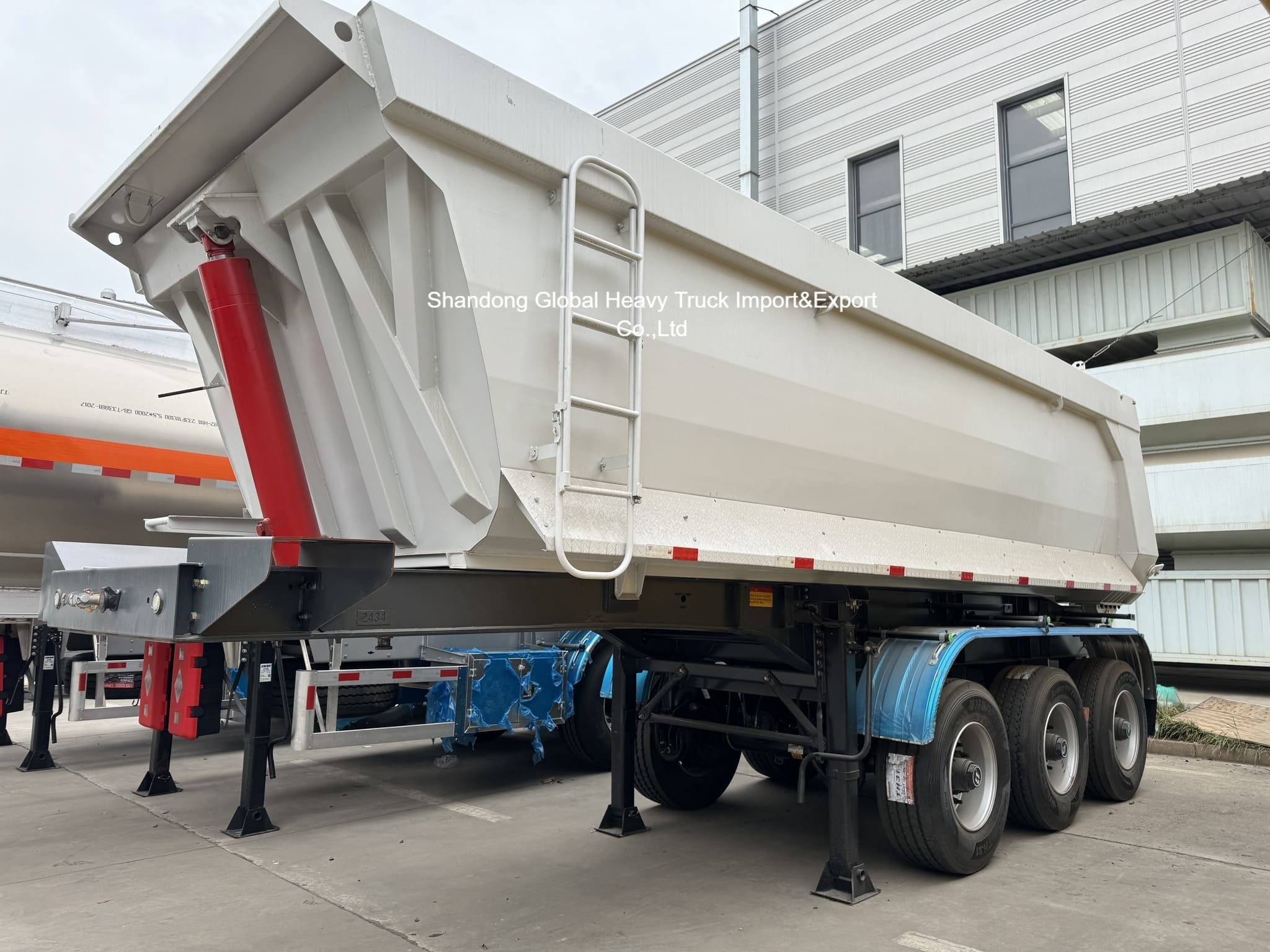 Semi-remorco a tre assi in acciaio con capacità di carico di 95000 kg
